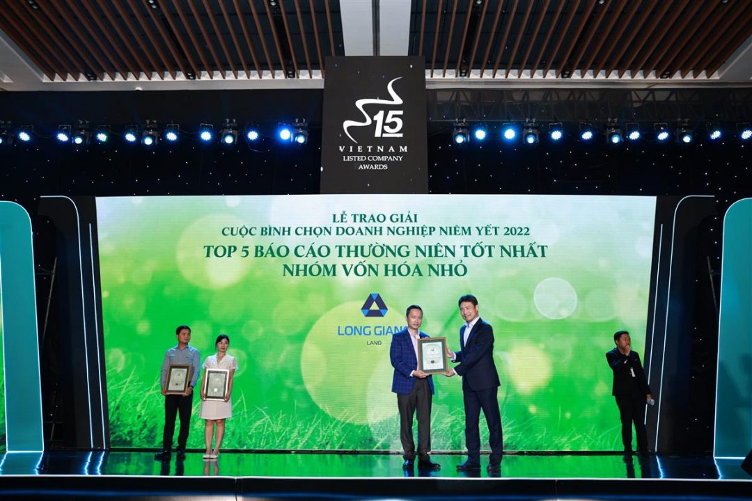 Đại diện Long Giang Land nhận giải thưởng