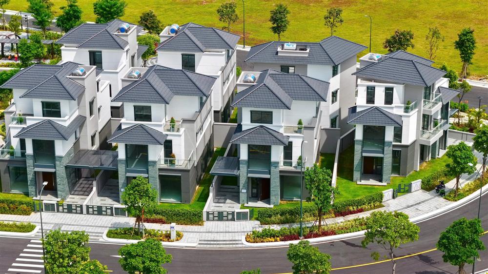 GLADIA BY THE WATERS